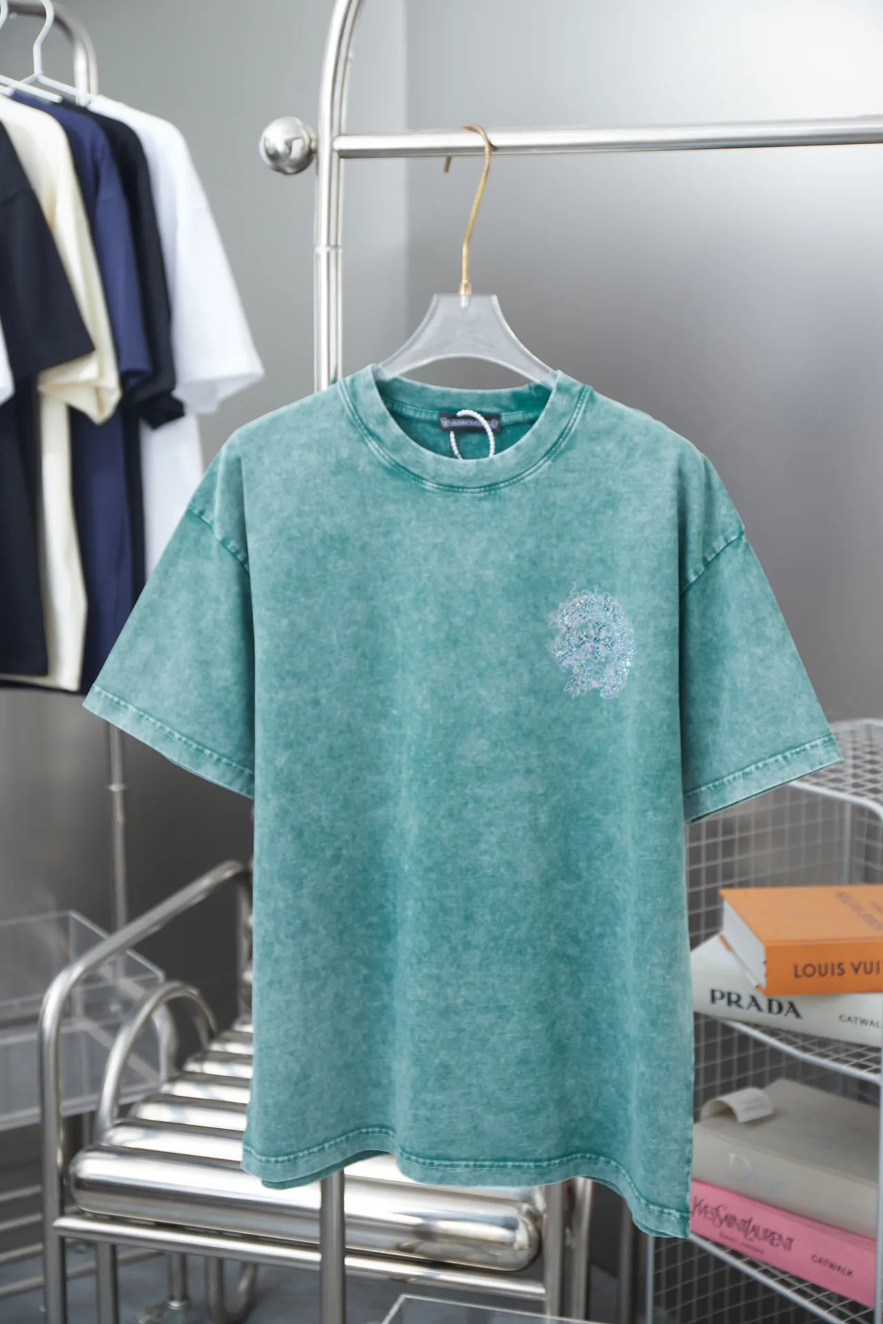 🅿️200 Ch*ome Hearte 25SS early spring new model, short-sleeved with Kro heart logo, hot diamonds, light luxury, essential item for daily commuting for men and women, correct version, welcome to compare, detailed features · 320g 100% pure cotton double yarn jersey fabric · Custom dyed in the same vat, special thickened 32 count double-strand 1X1 thread · Digital direct printing ➕ Australia imported pearlescent diamonds · Ready-to-wear dyeing Then do the faded fried snowflake process, then wash it to make it look old · General washing to improve the effect · Double-needle stitching across the seam process · Original main mark, washed tag brand moisture-proof paper packaging Color: black/apricot/green/maroon Size: S/M/L/XL